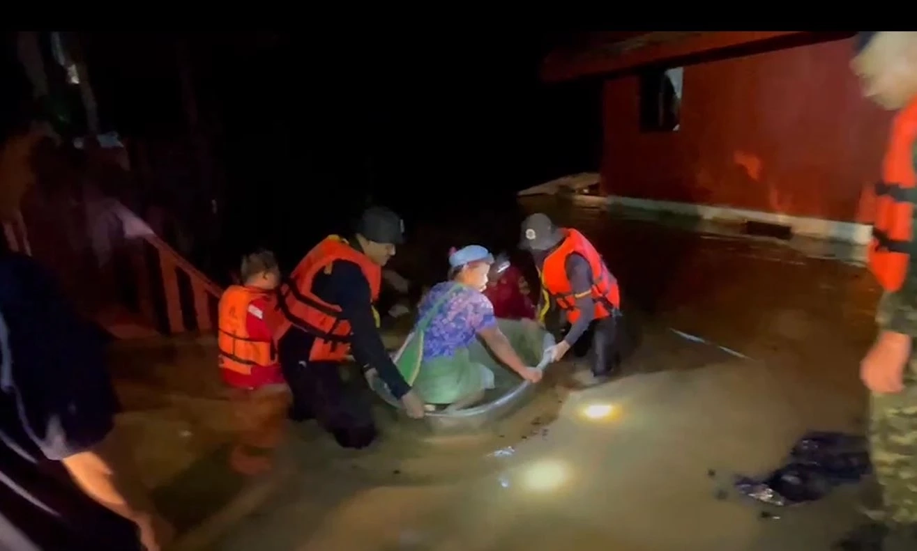 ฝนถล่มท่าสองยาง เร่งอพยพชาวบ้าน 800 คน หนีน้ำท่วมกลางดึก