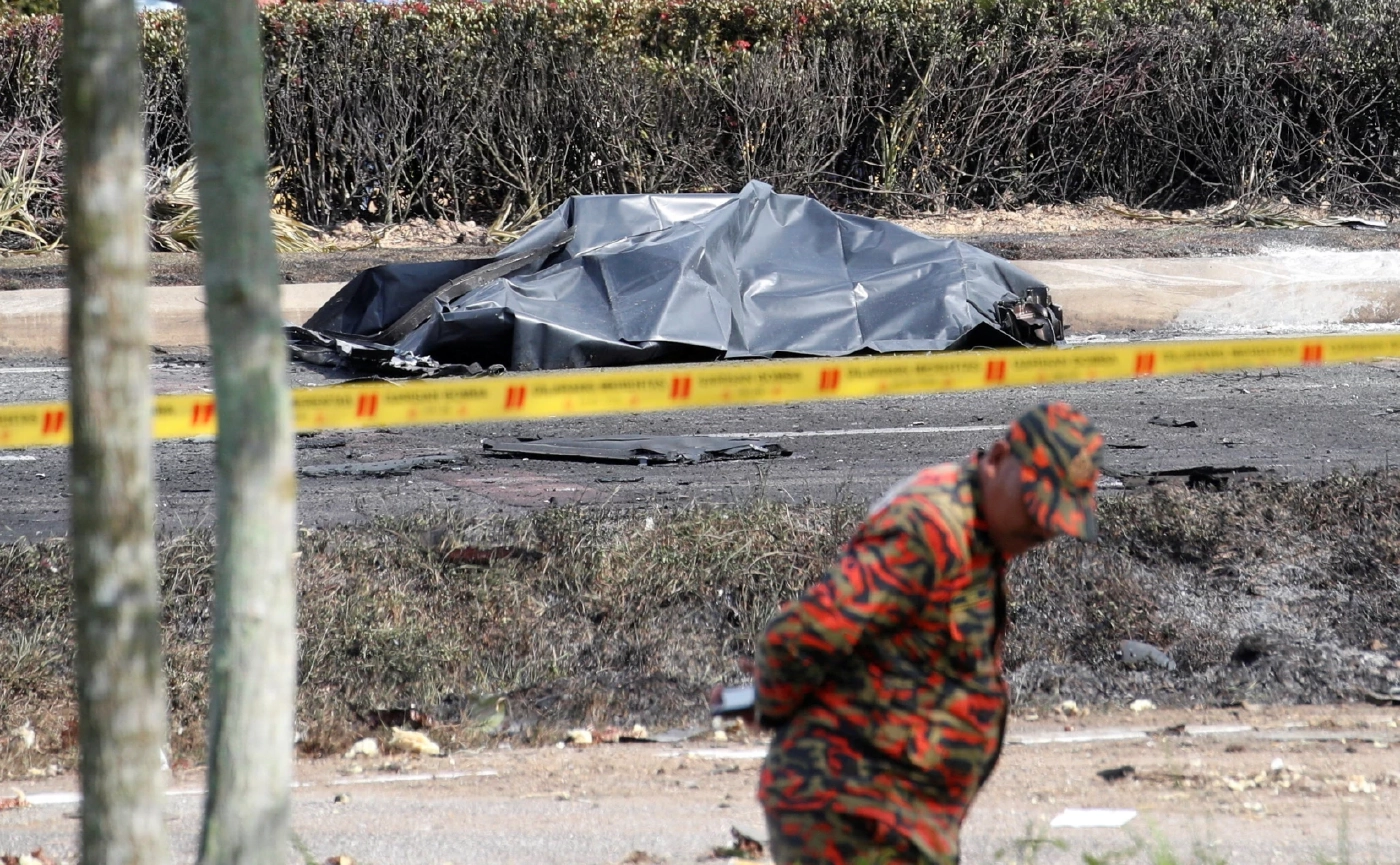 เครื่องบินเล็กตกลงกลางถนนในมาเลเซีย ดับ 10 ราย