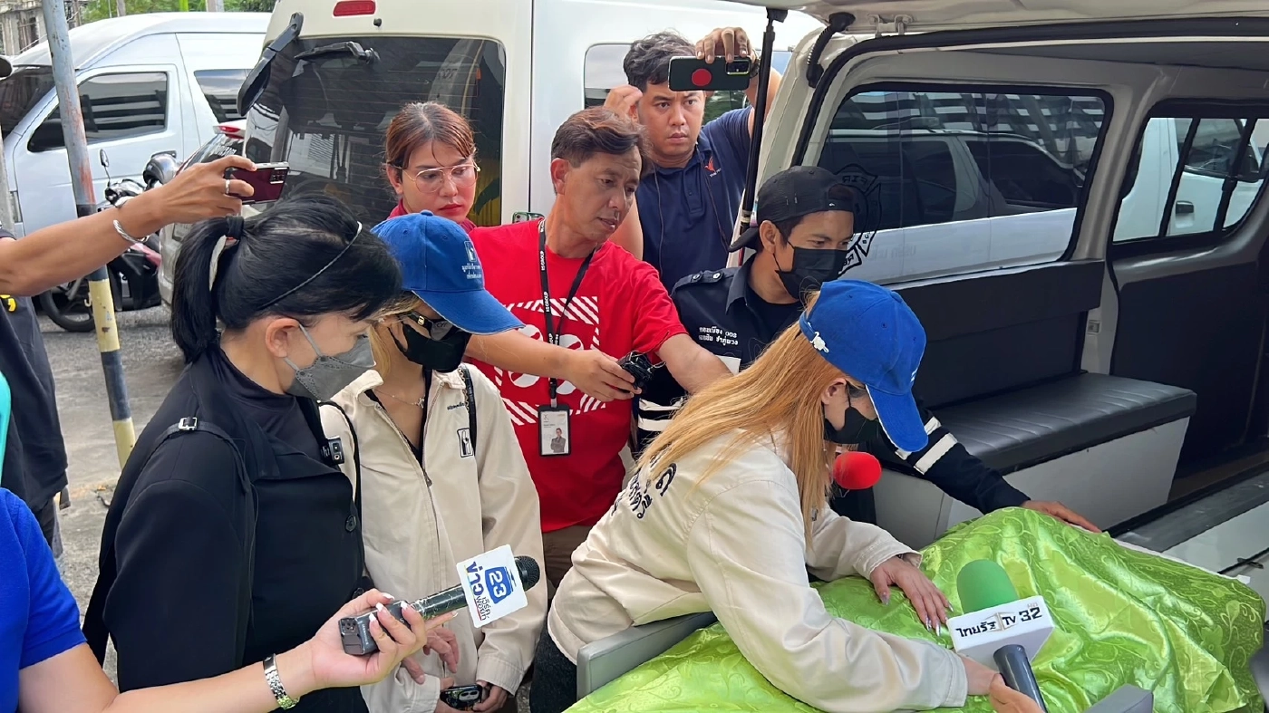 “ปวีณา”พา “ชมพู่” รับศพครอบครัว เหยื่อวินปืนโหด