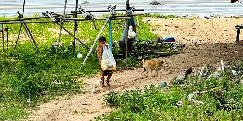 ชาวโซเชียลแห่ชื่นชม ตร.ใจดี ช่วยเด็ก 5 ขวบ เดินเท้า 30 กม. ไปหาแม่