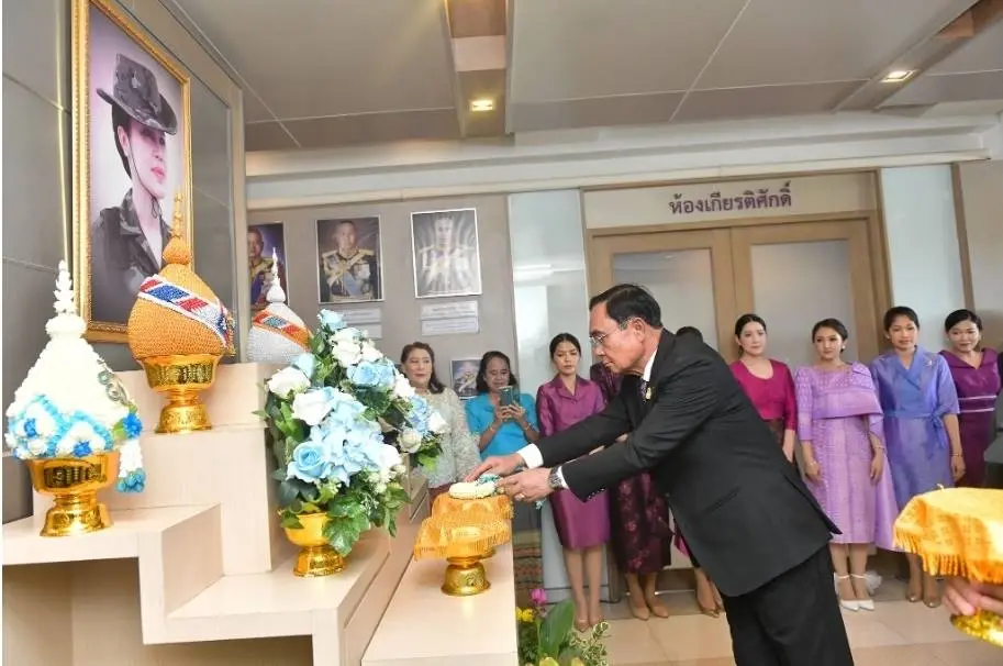 "บิ๊กตู่" อารมณ์ดี ร่วมงานวันสถาปนา ร.21 มอบทุนการศึกษาบุตรกำลังพล