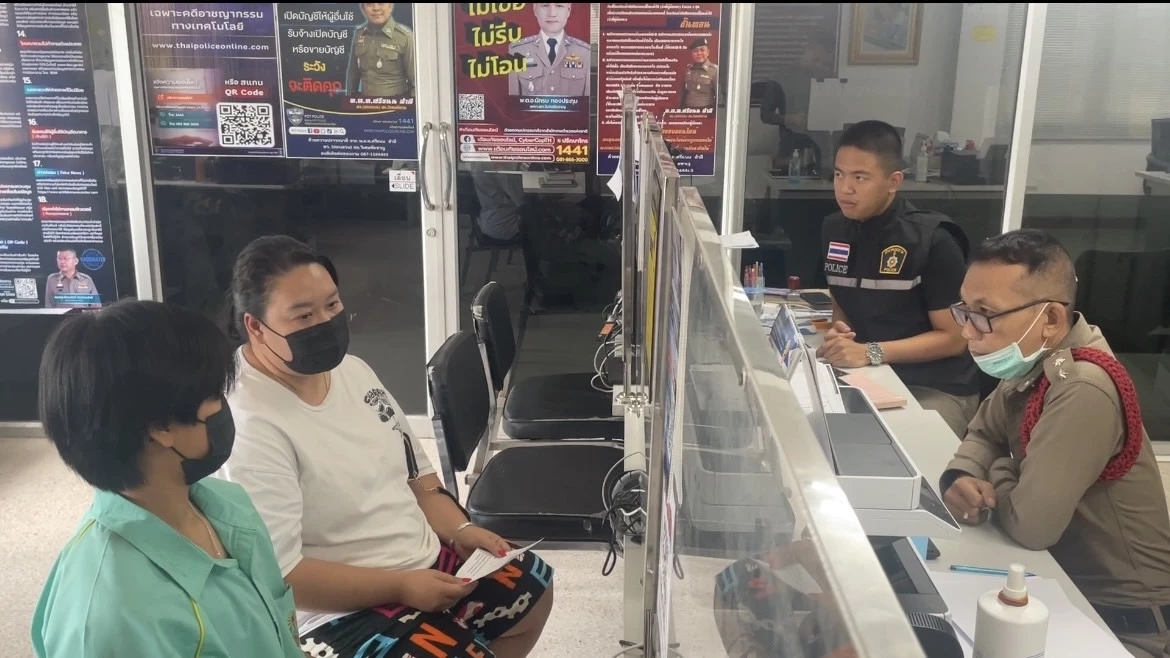 แม่เดือด จูงลูกสาว ม.2 แจ้งความ ครู รร.ดังอ่างทอง ใช้ไม้ฟาดมือ จนยกไม่ขึ้น