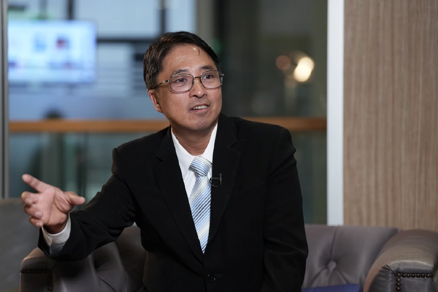 ธีรยุทธ  สุวรรณเกษร  ทนายอิสระ เจ้าของคำร้องขอให้ศาลรธน.วินิจฉัย ปม พิธา และก้าวไกล รณรงค์หาเสียงแก้ม.112