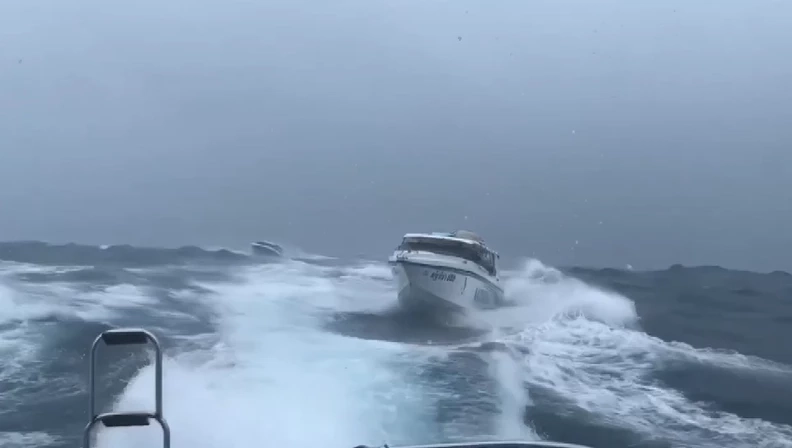 เจ้าท่าภูเก็ต สั่งฟันเรือท่องเที่ยว 2 ลำ ขัดคำสั่งเดินเรือช่วงคลื่นลมแรง