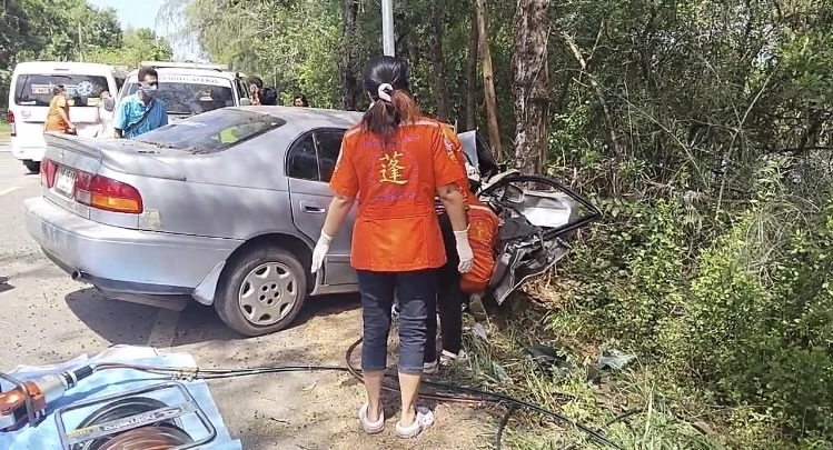 แม่แทบขาดใจ! ลูกขับรถกลับบ้าน"วันแม่" เสียหลักพุ่งชนต้นไม้