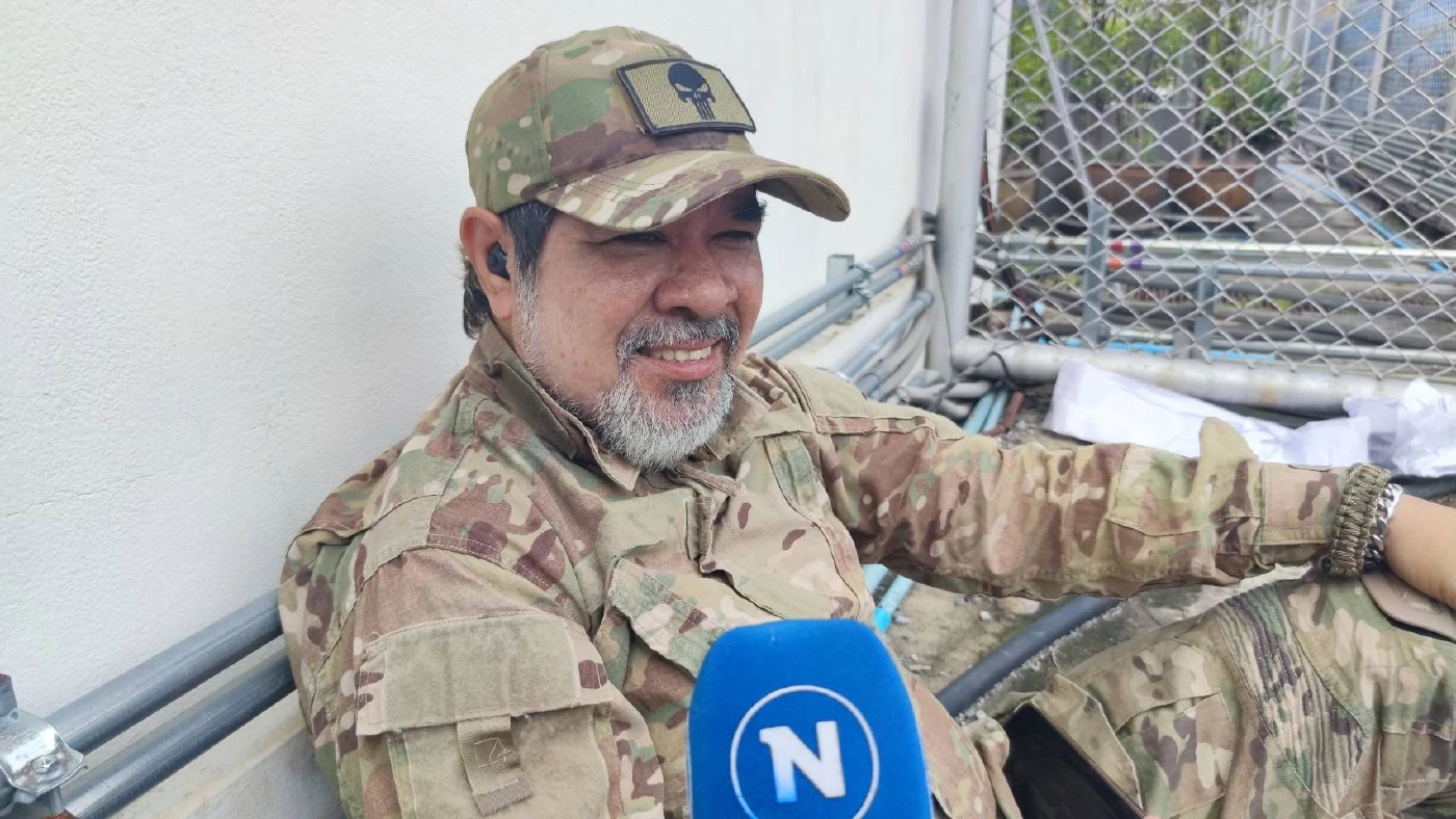 คนเสื้อแดง แห่ติดป้ายต้อนรับ “ทักษิณ” กลับไทยรอบสนามบินดอนเมือง