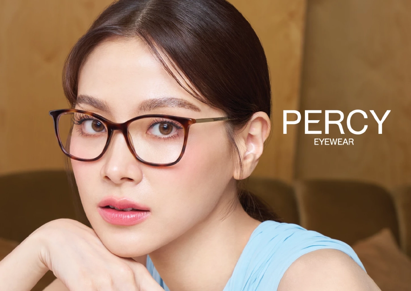 ลุคสาวแว่น “ใบเฟิร์น พิมพ์ชนก” PERCY รวมแฟชั่นทุกสไตล์ ที่ร้านแว่นท็อปเจริญ