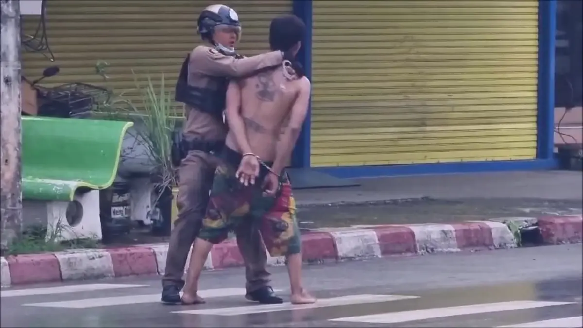 ระทึกกลางเมืองอุดร หนุ่มสักหนุมาน ของขึ้นวันพระใหญ่ ตร.สายตรวจวิ่งจับวุ่น