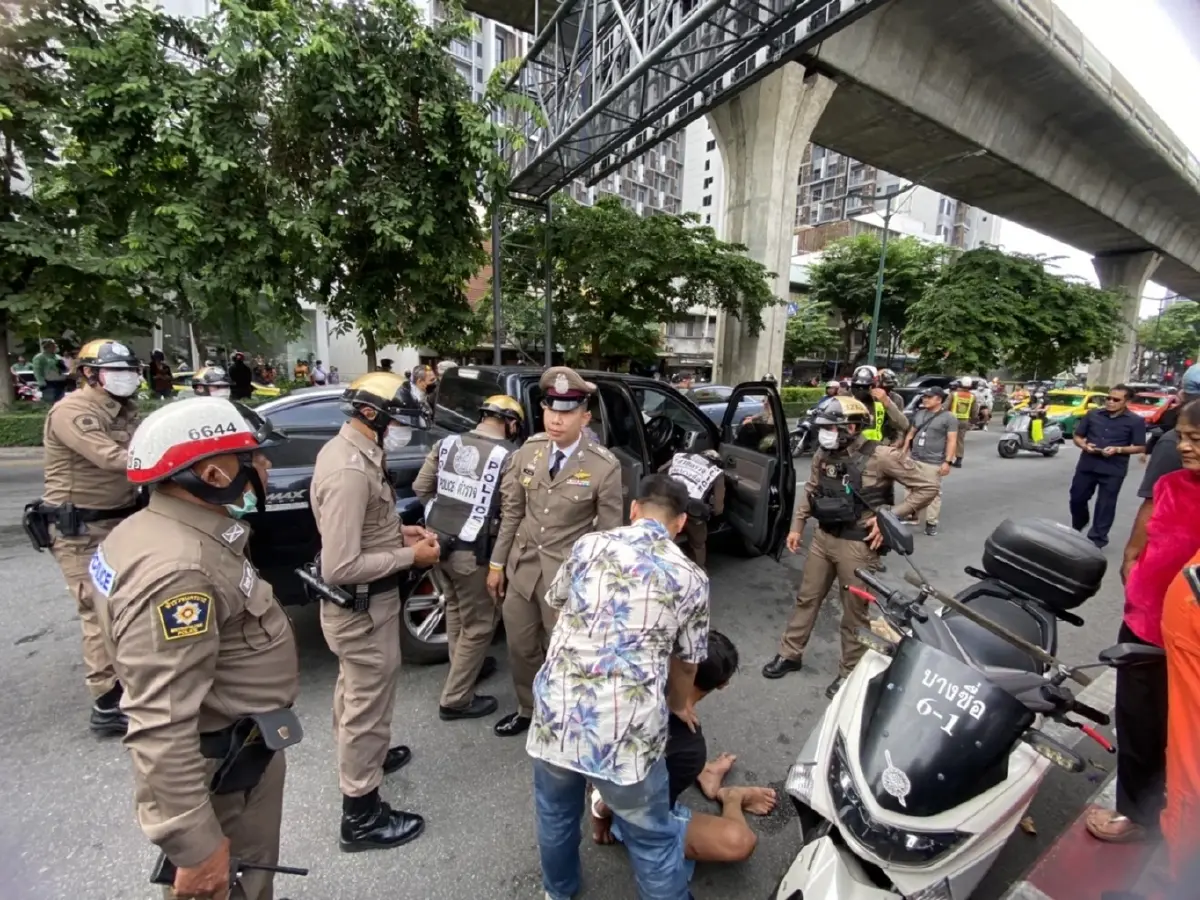ปิดล้อมวุ่น หนุ่มคลั่งซิ่งกระบะย้อนศร กลางพญาไท อ้างถูกคนตามฆ่า