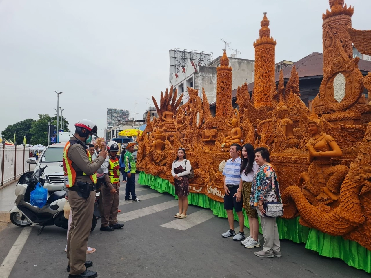 ยิ่งใหญ่กว่าทุกปี ชมขบวนแห่เทียนพรรษาโคราช นทท.แห่เซลฟี่คึกคัก