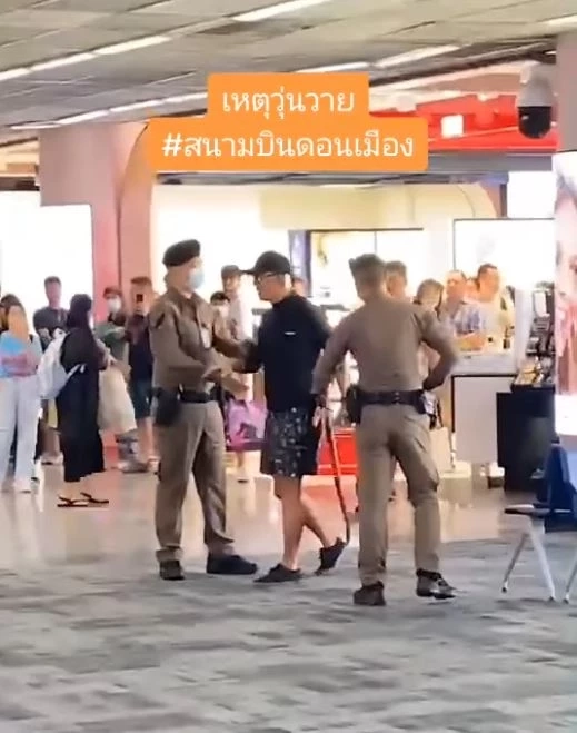 นทท.ป่วนสนามบินดอนเมือง คว้าสเกตบอร์ดไล่ฟาดตำรวจ