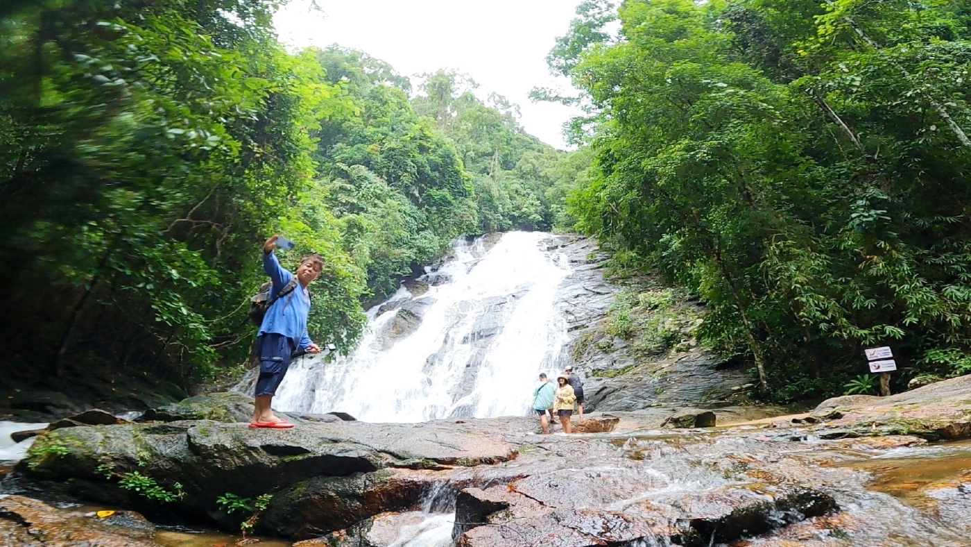 น้ำตกโตนไพร ที่เที่ยวพังงาหน้าฝน เดินชมธรรมชาติงาม