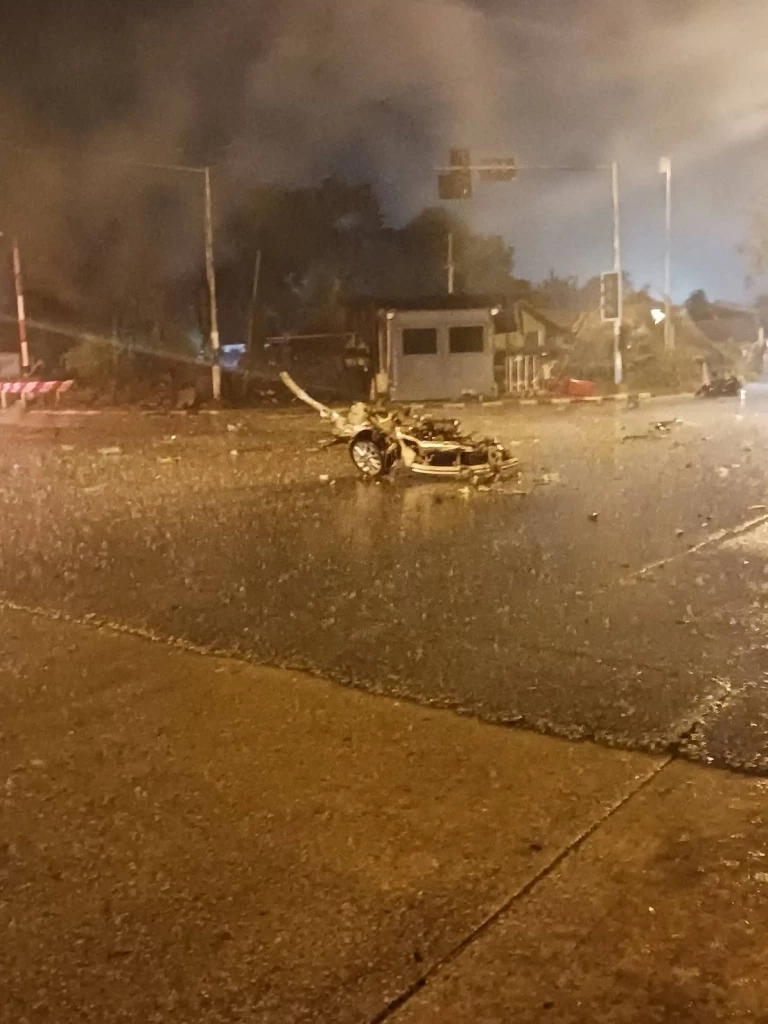 เศษซากรถยนต์ จากเหตุคาร์บอมบ์ ในพื้นที่ อ.สุไหงโก-ลก เมื่อวันที่ 5 สิงหาคมที่ผ่านมา 