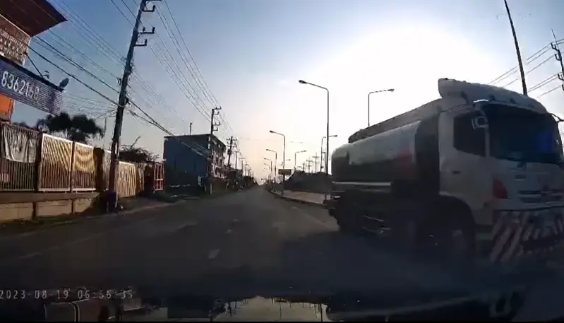 ชาวเน็ตโพสต์เตือนภัย สิบล้อ "ซิ่งย้อนศรเลนขวา" ถามทำแบบนี้ได้หรือ (มีคลิป)