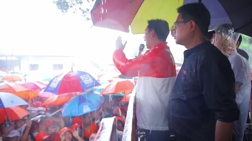 พิธา ปราศรัยท่ามกลางสายฝนที่ระยอง
