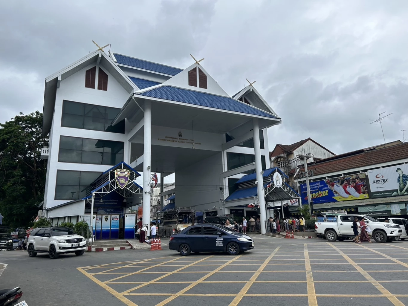 ชาวเมียนมาจำนวนมาก พาครอบครัวข้ามมาเที่ยว วัดพระธาตุดอยเวา วันเข้าพรรษา