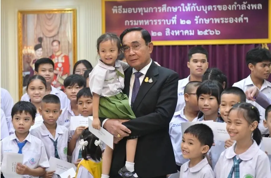 "บิ๊กตู่" อารมณ์ดี ร่วมงานวันสถาปนา ร.21 มอบทุนการศึกษาบุตรกำลังพล