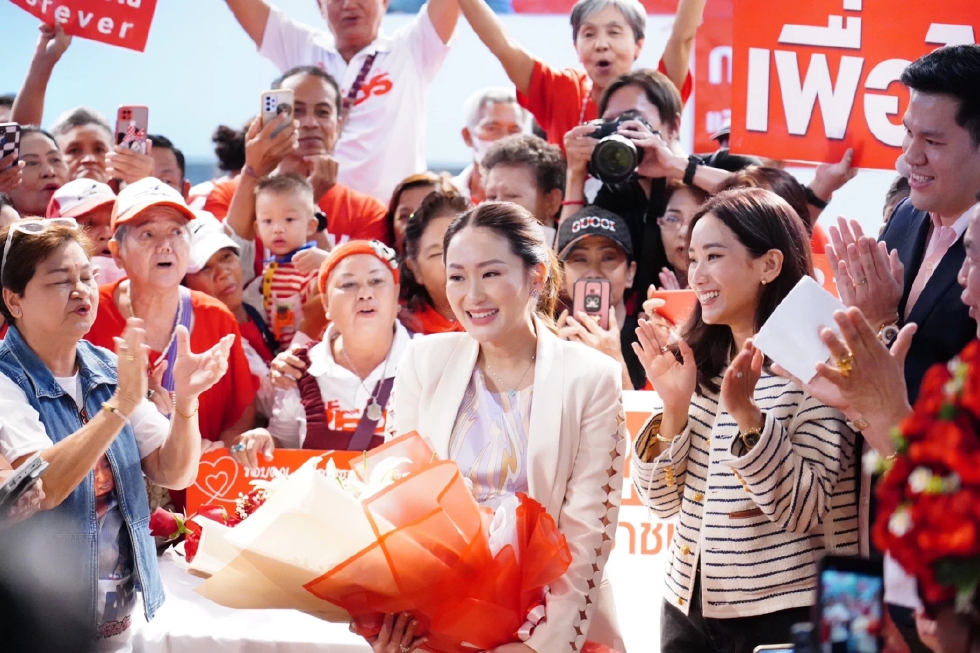 "อุ๊งอิ๊งค์" หลั่งน้ำตาปลื้ม คนเสื้อแดงอวยพรวันเกิด ชวนต้อนรับพ่อพรุ่งนี้