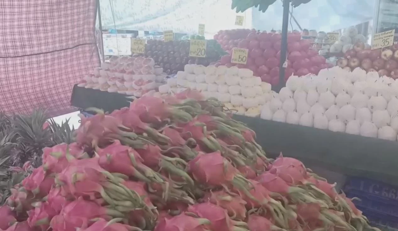 แม่ค้าจัดชุดผลไม้มงคล เป็นทางเลือก รับวันสารทจีน 2566