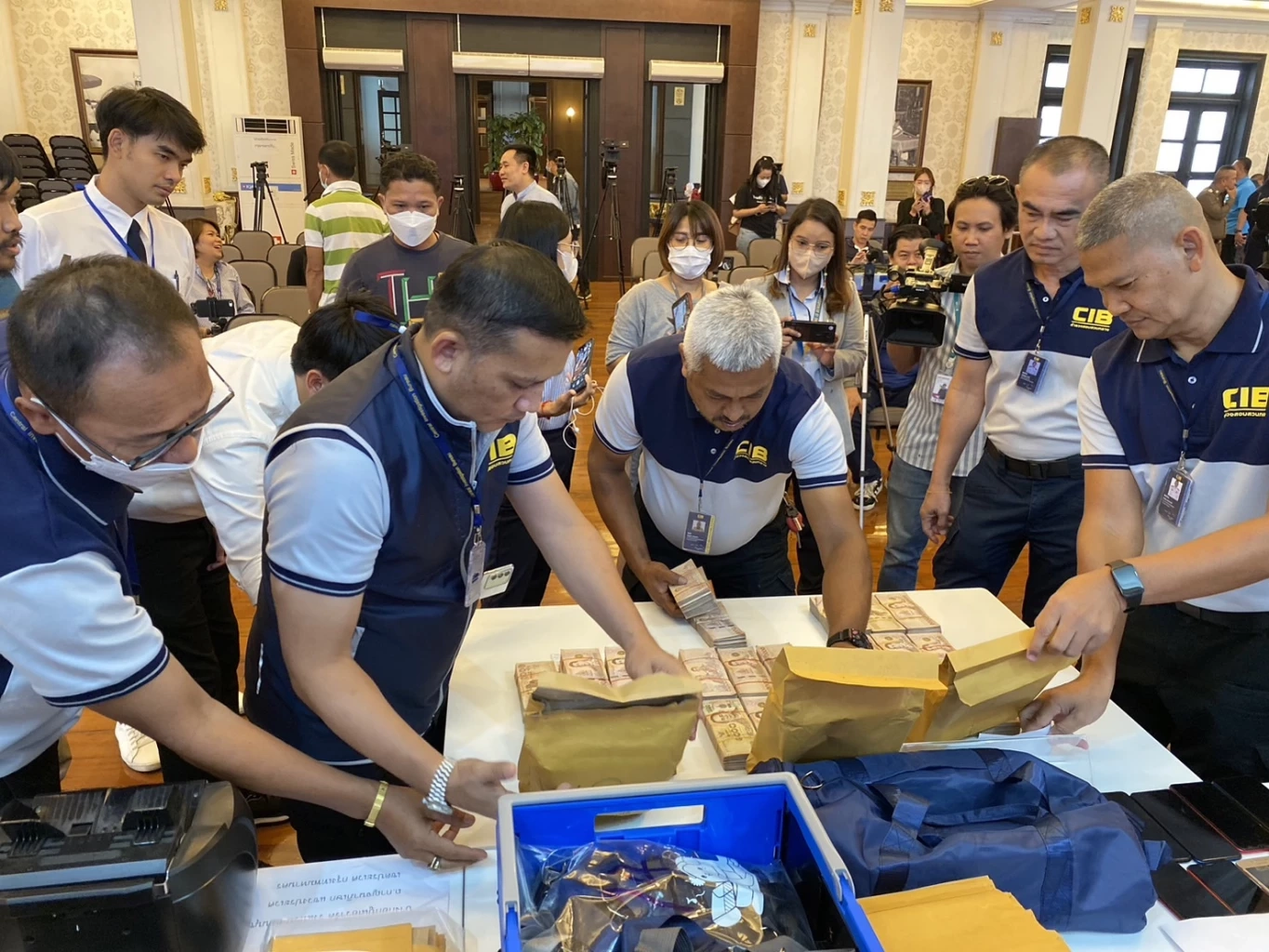 ตร.-กองสลากฯ บุกทลายขบวนการขายลอตเตอรี่เงา พบเงินหมุนเวียนพันล้าน