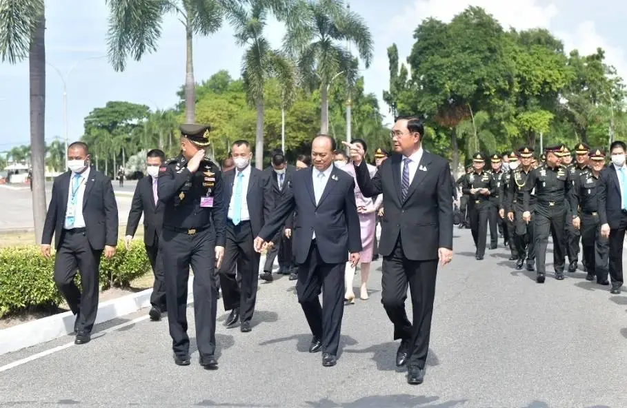 "บิ๊กตู่" อารมณ์ดี ร่วมงานวันสถาปนา ร.21 มอบทุนการศึกษาบุตรกำลังพล