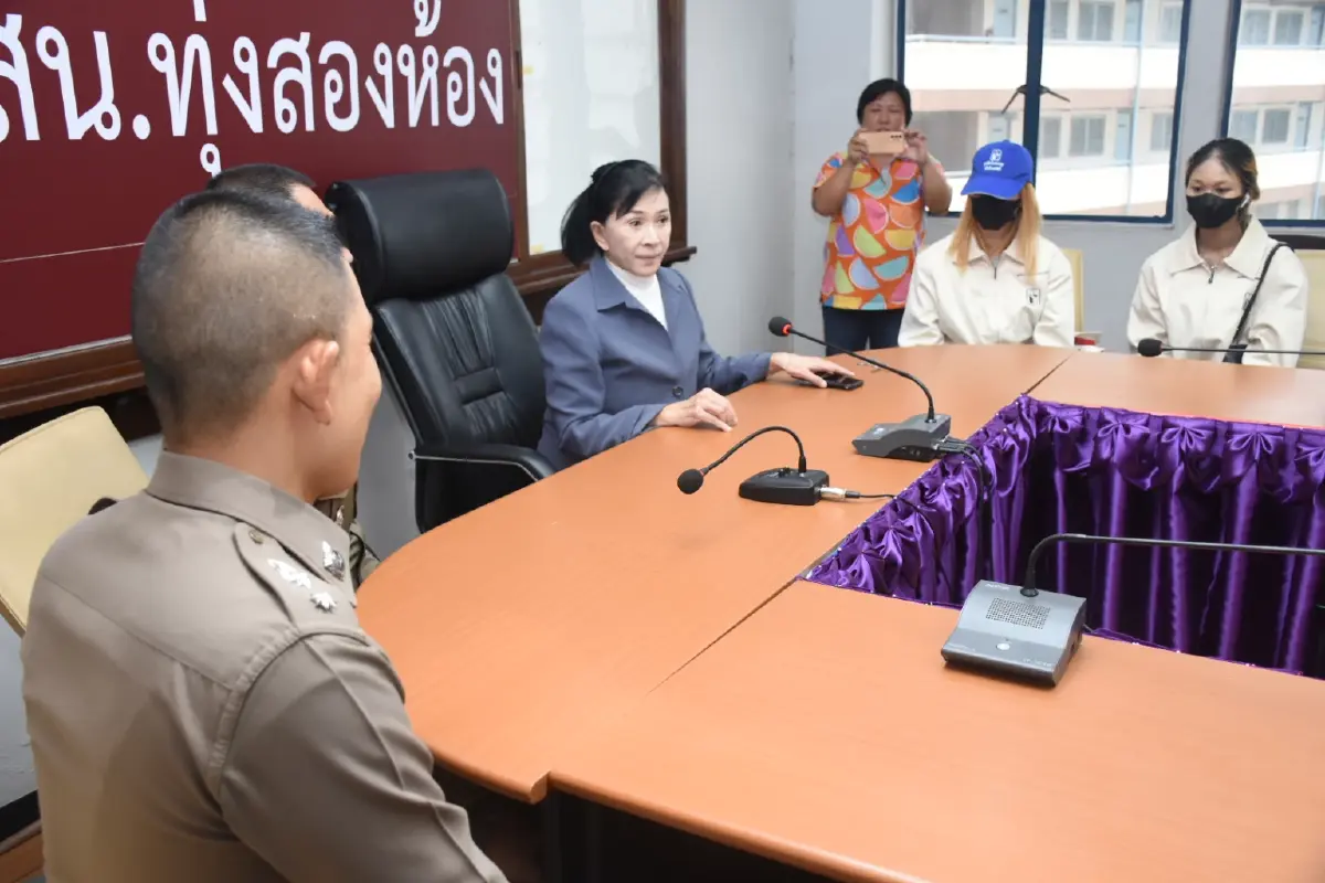 "ปวีณา" พา "ชมพู่" ให้ปากคำตำรวจเพิ่ม แจงปมบุกรุกห้องอดีตสามี