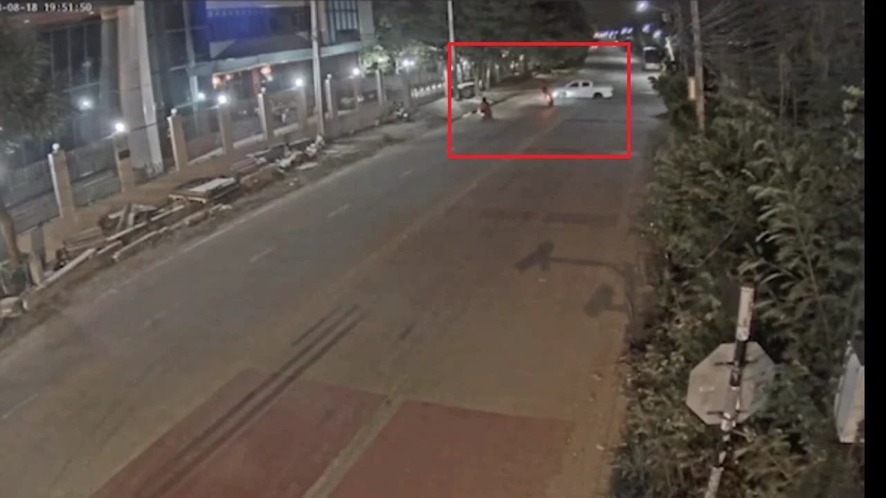 เปิดคลิปหนุ่มซิ่งกระบะ เบรกหมุนข้ามเลน ชนบิ๊กไบค์ดับ อีกคันรอดปาฏิหาริย์