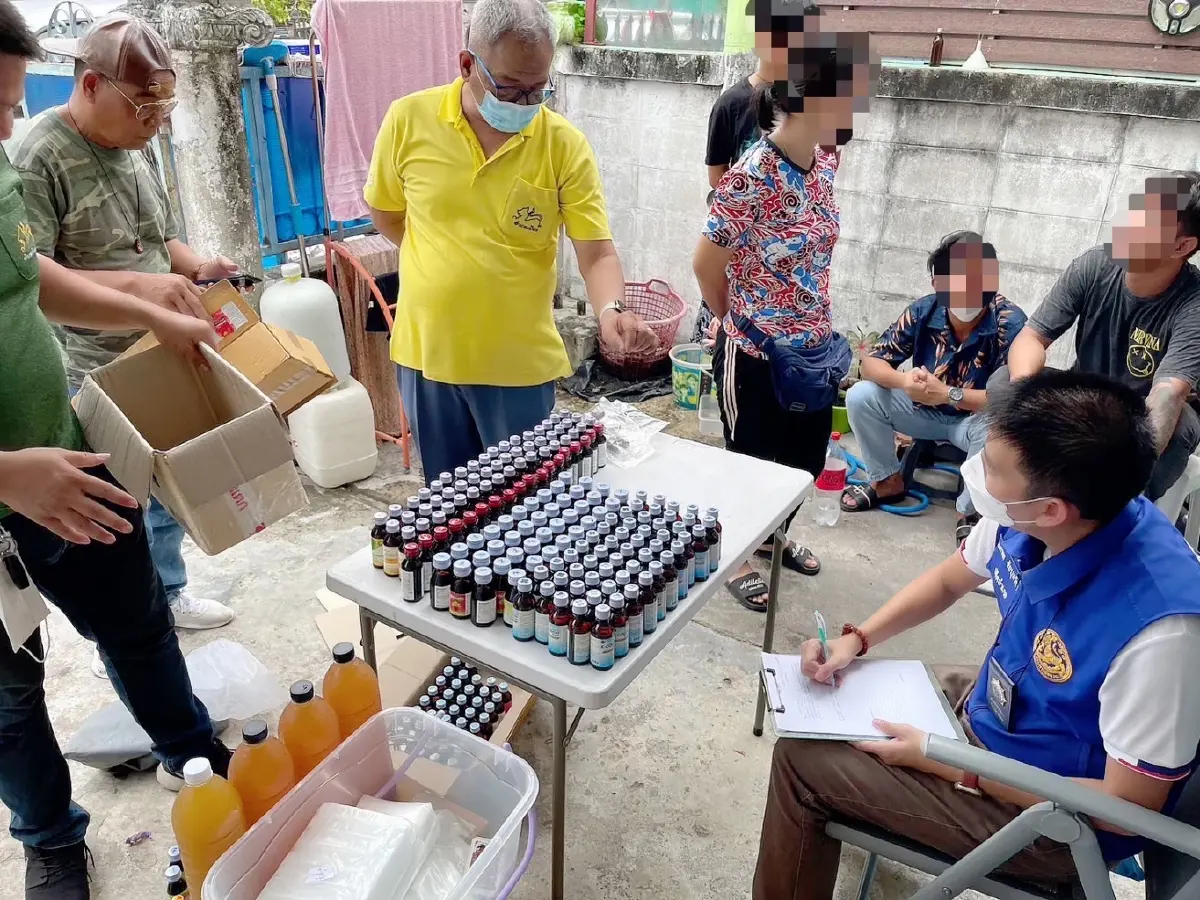 บุกจับพ่อค้าหัวใส ขายน้ำ 4X100 พร้อมกัญชาอัดแท่ง ริมถนน แบบโจ๋งครึ่ม
