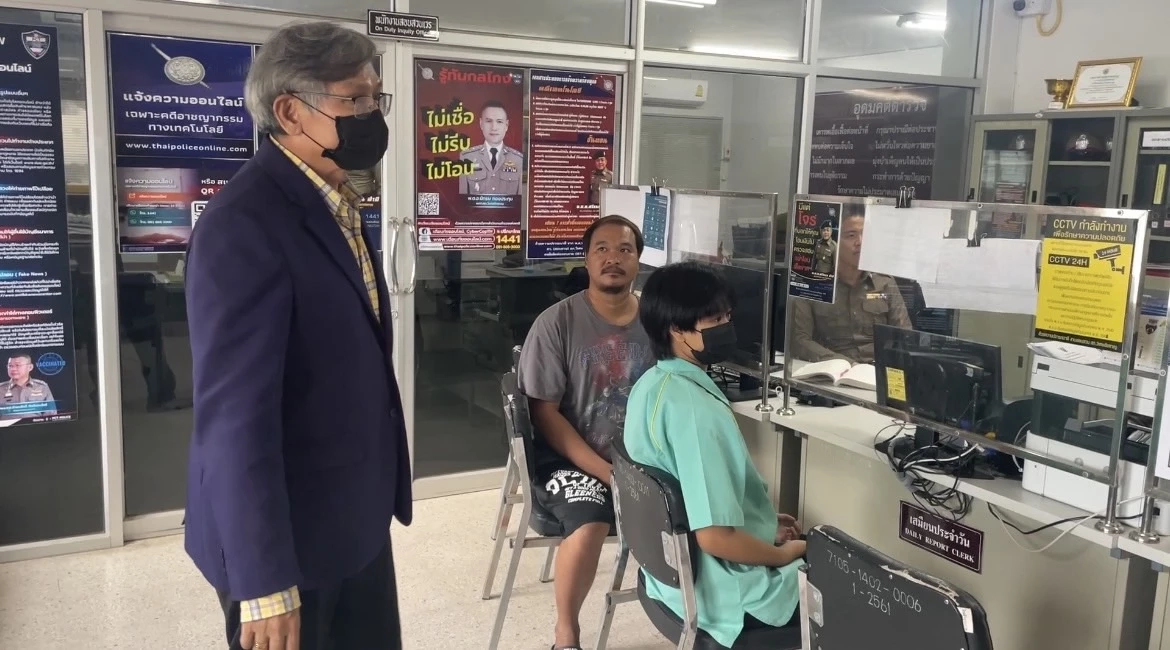 แม่เดือด จูงลูกสาว ม.2 แจ้งความ ครู รร.ดังอ่างทอง ใช้ไม้ฟาดมือ จนยกไม่ขึ้น