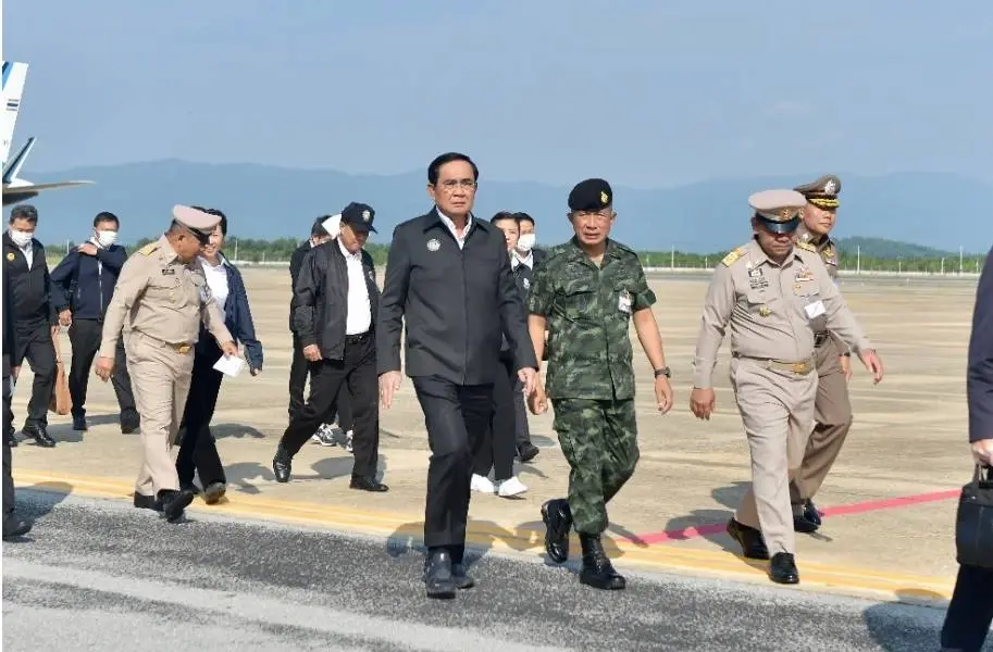 พล.อ.ประยุทธ์ ลงพื้นที่นราธิวาส เยี่ยมผู้สูญเสีย-เสียหาย จากเหตุโกดังเก็บพลุระเบิด
