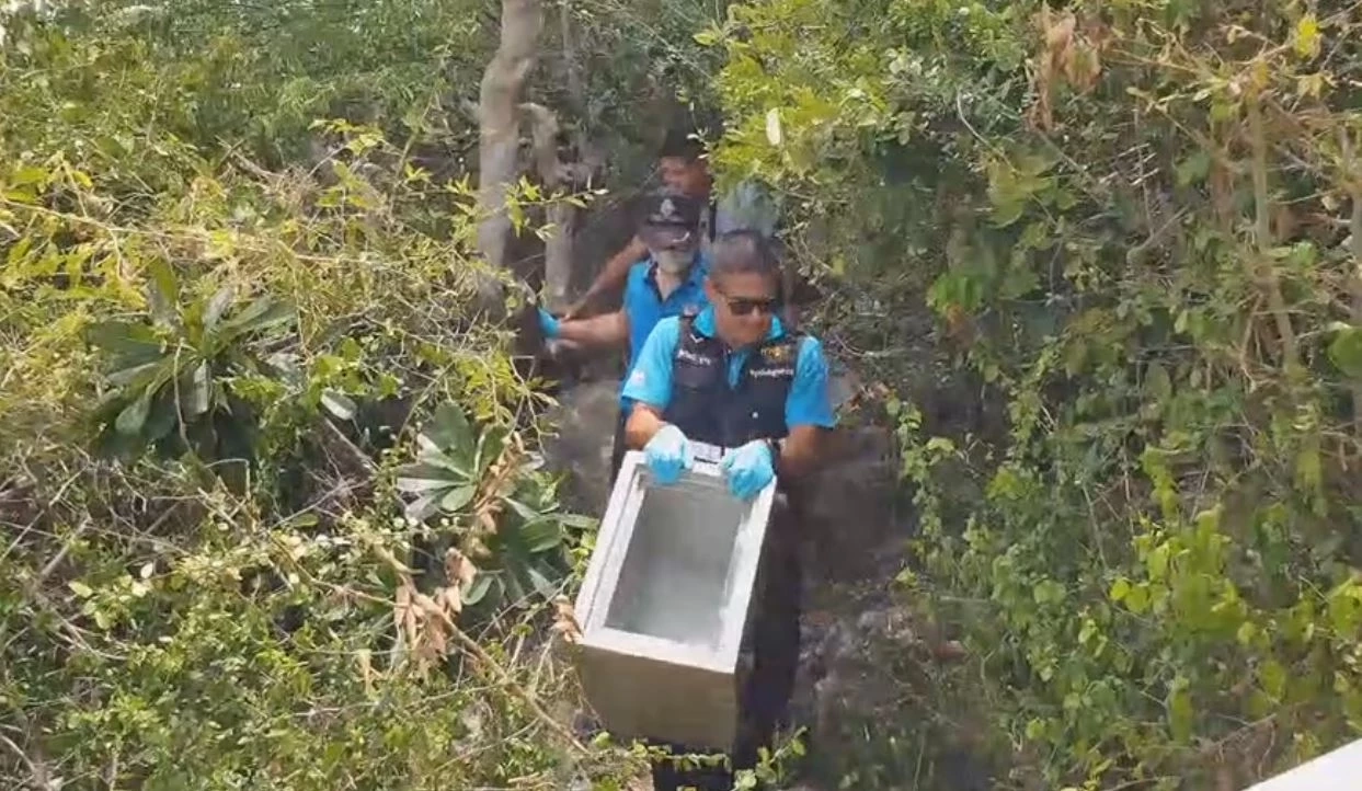 เจ้าหน้าที่เข้าเก็บหลักฐานที่คนร้ายทิ้งด้วยความทุลักทุเล