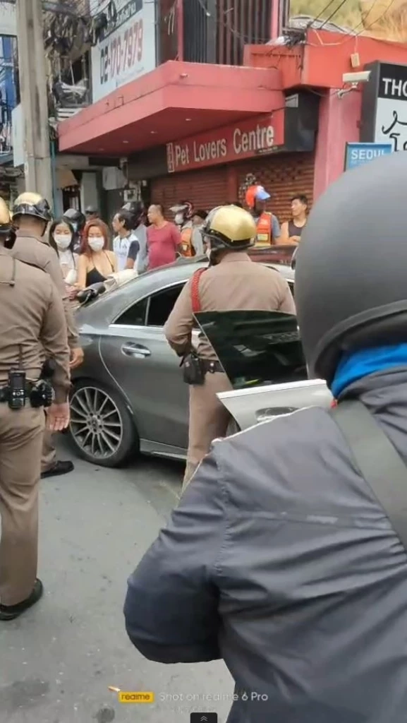 หนุ่มขับเบนซ์หัวร้อน ชักปืนขู่วิน จยย. กลางซอยทองหล่อ