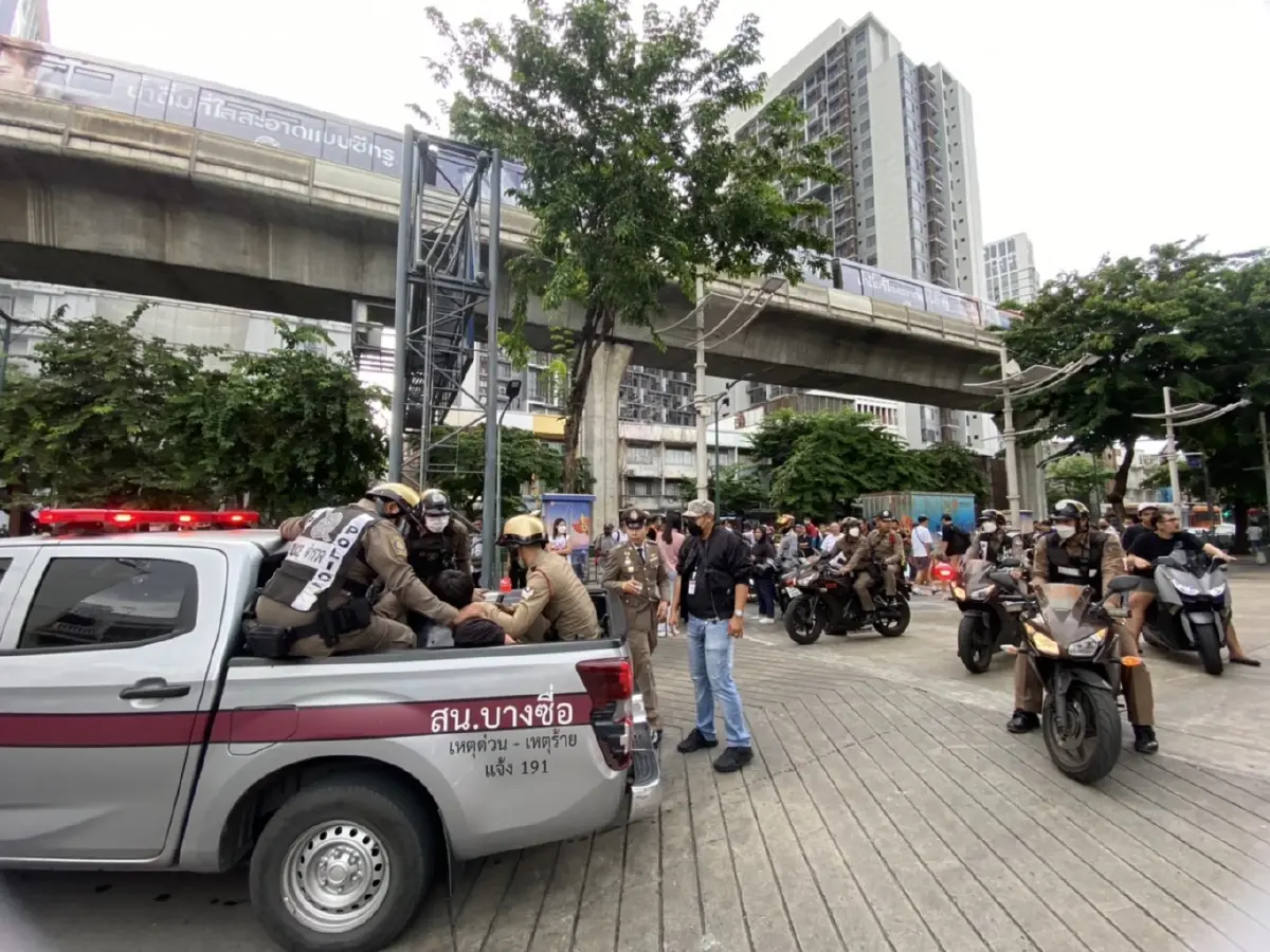 ปิดล้อมวุ่น หนุ่มคลั่งซิ่งกระบะย้อนศร กลางพญาไท อ้างถูกคนตามฆ่า