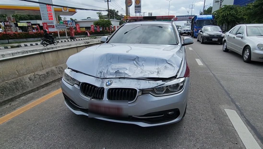 รถตำรวจ ตม. พุ่งชนท้ายกระบะ 2 คันรวด กลางเมืองเชียงใหม่ เผย กำลังไปอบรม