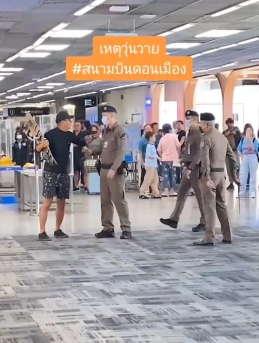 นทท.ป่วนสนามบินดอนเมือง คว้าสเกตบอร์ดไล่ฟาดตำรวจ