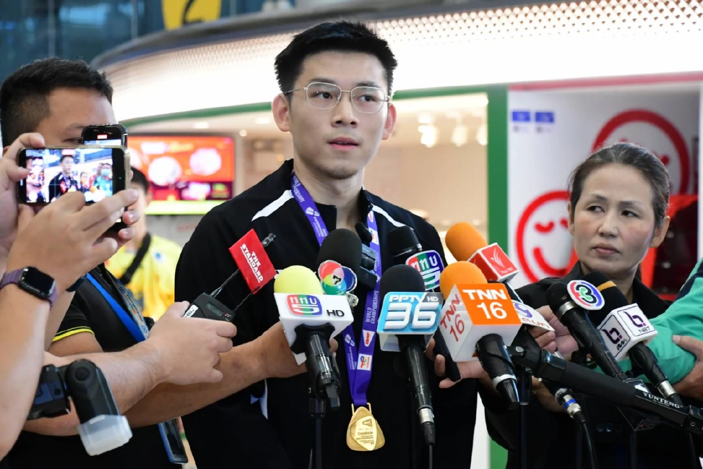 "วิว กุลวุฒิ" เดินทางกลับถึงไทย หลังคว้าแชมป์โลกสมัยแรก