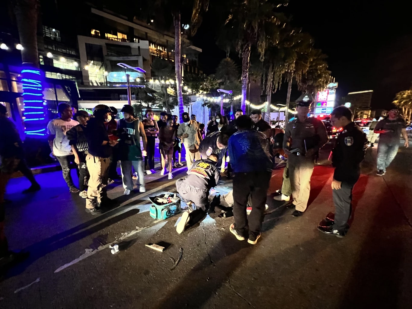 เปิดคลิป โจ๋พัทยาสุดเถื่อน ควงอาวุธยกพวกถล่มกันกลางหาด นทท.หนีตายอลหม่าน