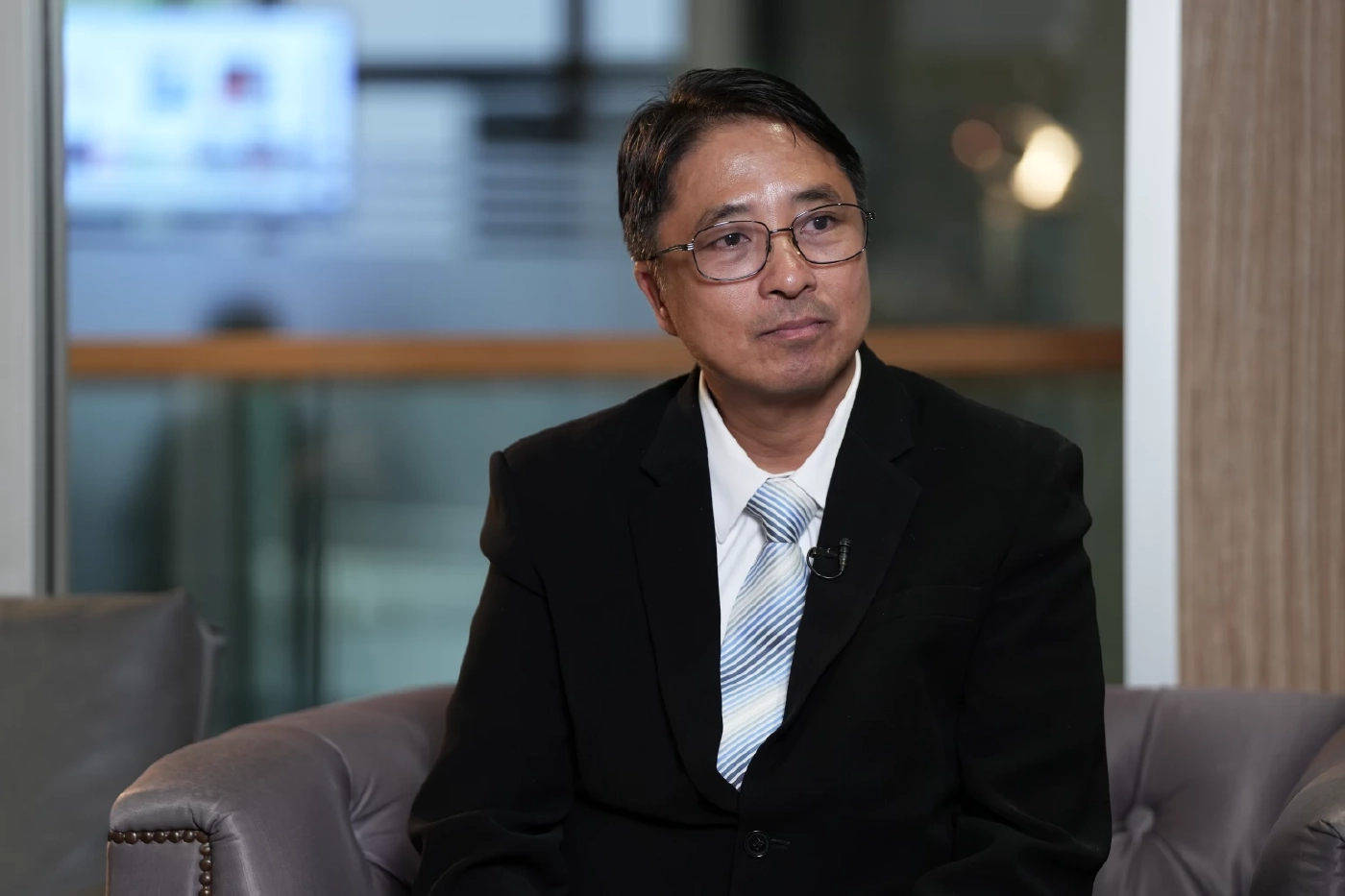 ธีรยุทธ  สุวรรณเกษร ทนายอิสระ เจ้าของคำร้องศาลรธน.ขอให้วินิจฉัย กรณีพิธา ลิ้มเจริญรัตน์ หัวหน้าพรรคก้าวไกล รณรงค์หาเสียงแก้ไขมาตรา 112 