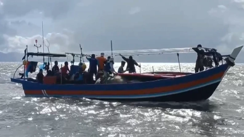 ด่วน! เร่งช่วยคณะนักกีฬาพายเรือคายัค จากเกาะลังกาวี 20 ลำ ล่มกลางทะเลสตูล