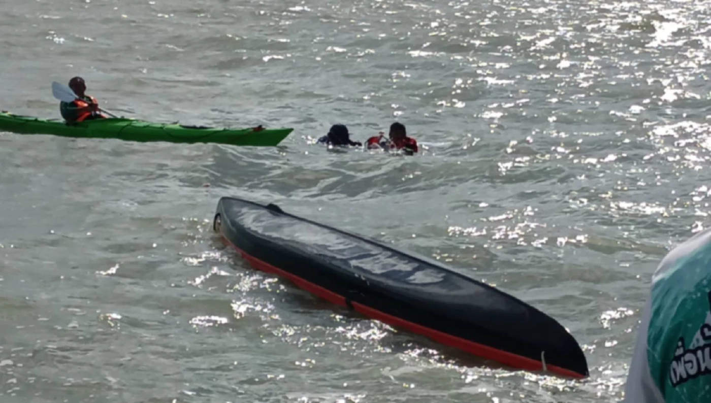 คณะนักกีฬาพายเรือคายัค 30 ชีวิต ปลอดภัยแล้ว หลังเจอคลื่นลมแรงซัดล่มกลางทะเล