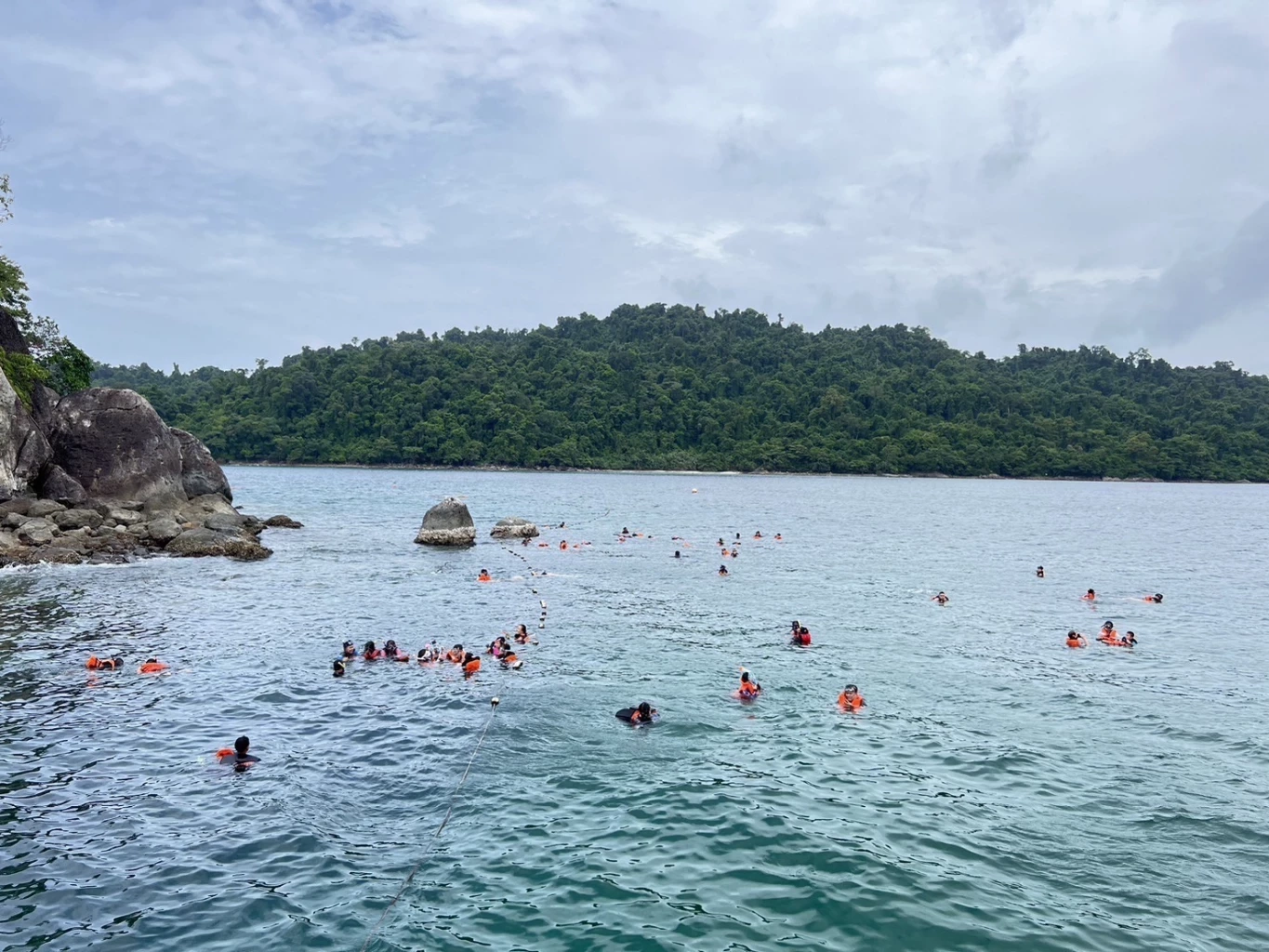 นทท. นับหมื่นทะลัก "เกาะช้าง" แม้คลื่นลมแรง ต้องปักธงแดงเตือนห้ามลงเล่นน้ำ