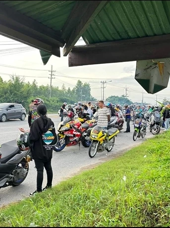 ของแทร่! "แก๊งน้ำไม่อาบ" ป่วนเมืองกาญจน์ หน.แก๊งโชว์กร่างไม่สน ตร. (มีคลิป)