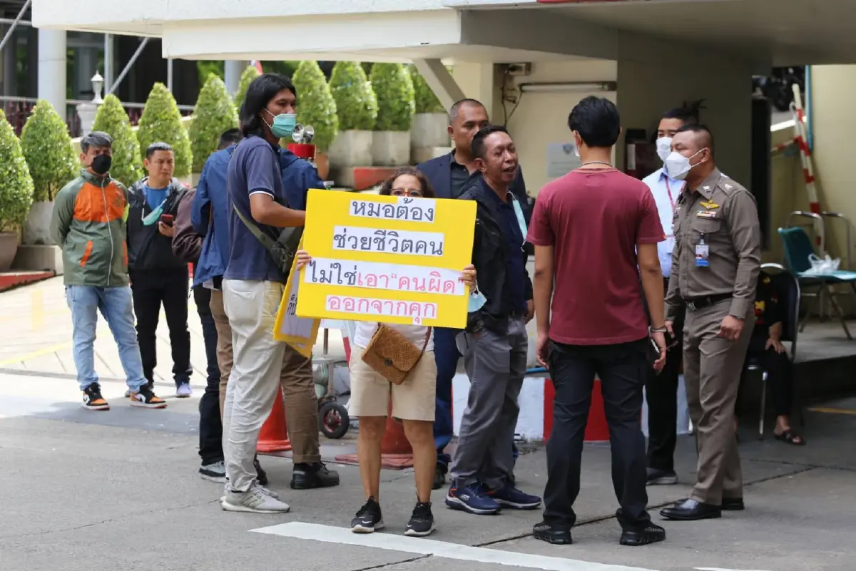 คปท. ยื่นหนังสือ แพทย์ใหญ่ รพ.ตร. แสดงความบริสุทธิ์ใจ รักษาตัว "ทักษิณ"