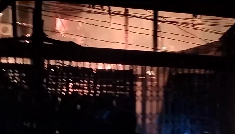 ไฟไหม้วอด "ตลาดเก่าอินทร์บุรี" เสียหาย 30 หลัง ยังไม่เจอเจ้าของบ้านต้นเพลิง