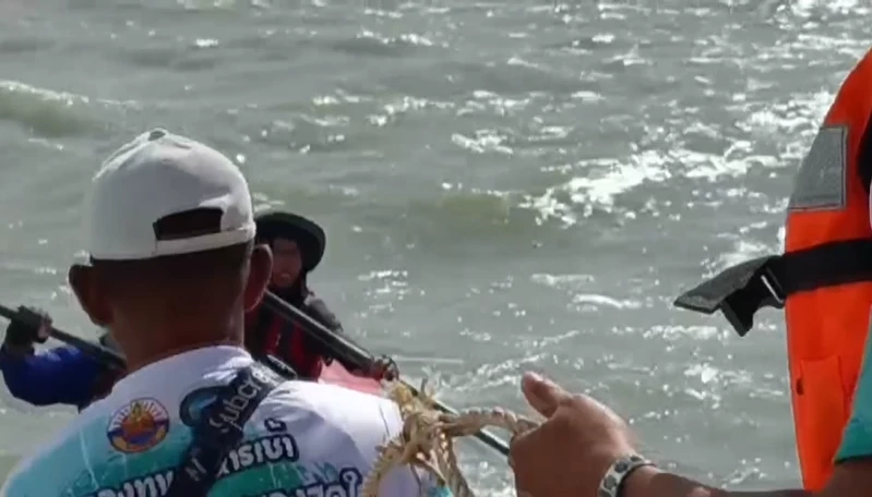 ด่วน! เร่งช่วยคณะนักกีฬาพายเรือคายัค จากเกาะลังกาวี 20 ลำ ล่มกลางทะเลสตูล