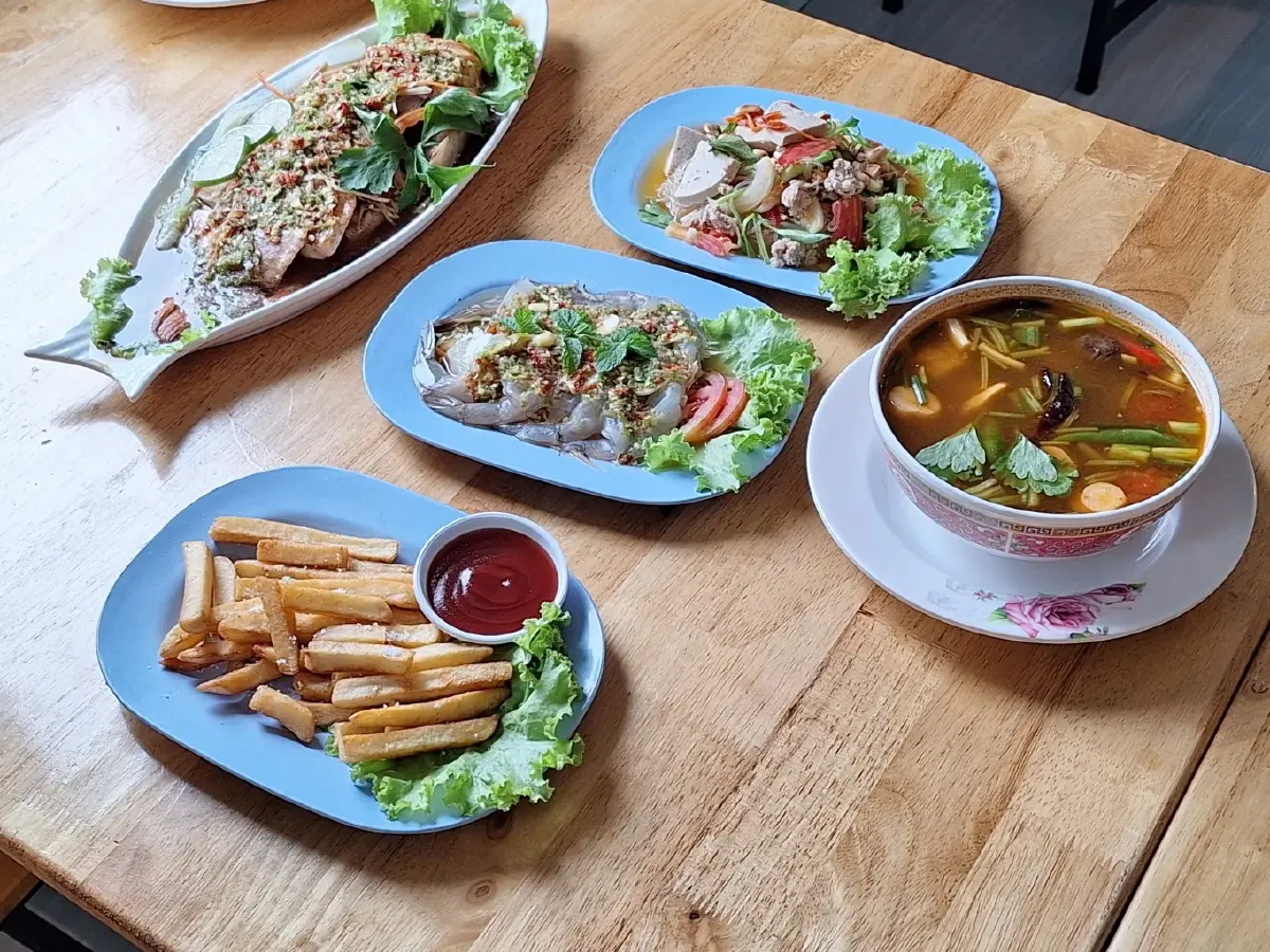 "ยำ ส.ว.-กกต.ลุยสวน" ร้านอาหารปิ๊งไอเดีย จัดเมนูล้อการเมืองสุดปัง