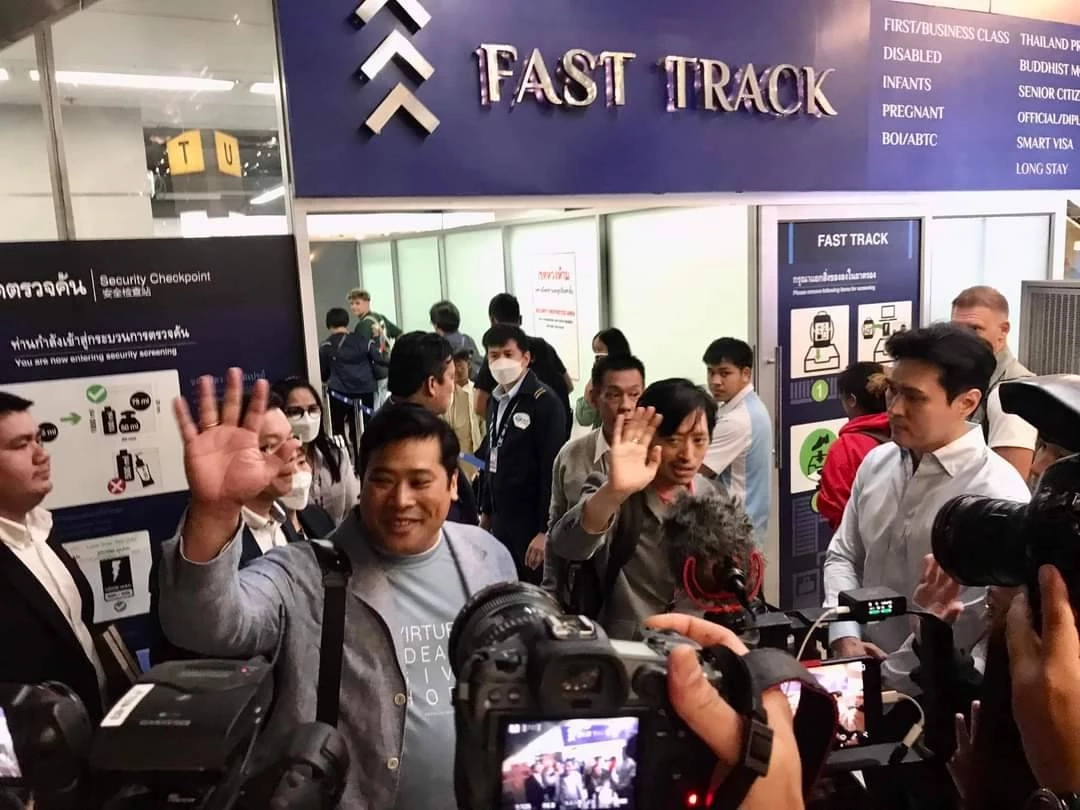  "ท่านอ้น" วัชเรศร วิวัชรวงศ์ โอรสในพระบาทสมเด็จพระเจ้าอยู่หัว พร้อมด้วย "ท่านอ่อง" นายแพทย์ จักรีวัชร วิวัชรวงศ์ น้องชาย เดินทางกลับสหรัฐฯ