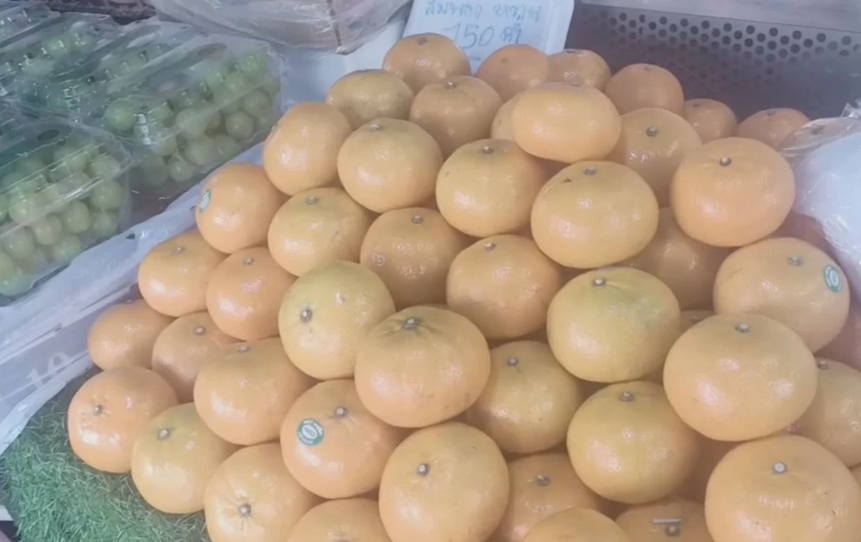 แม่ค้าจัดชุดผลไม้มงคล เป็นทางเลือก รับวันสารทจีน 2566