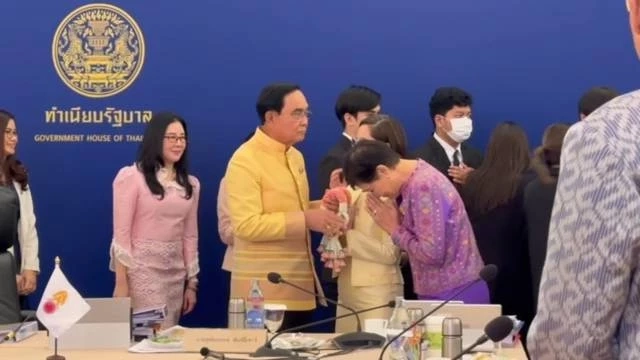 ส่งท้าย"ครม.ประยุทธ์"-"บิ๊กตู่" ร่วมถ่ายภาพกับคณะรัฐมนตรี-จนท.-แม่บ้าน