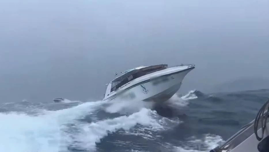เปิดคลิปหวาดเสียว "เรือสปีดโบ๊ทนำเที่ยว" ขับฝ่าคลื่นสูง 3 เมตร
